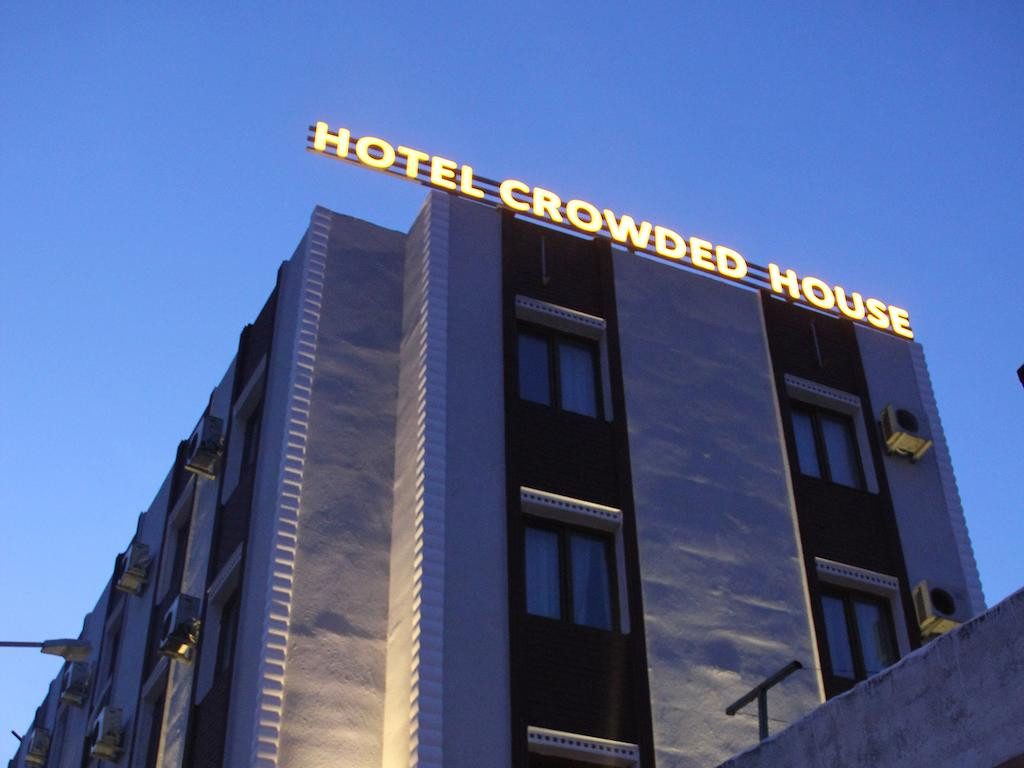 Crowded House Hotel